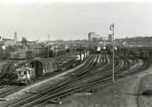 170445 Gezicht op het rangeerterrein te Amersfoort, vanaf het seinhuis Post VI, met links de locomotor nr. 270 (serie ...